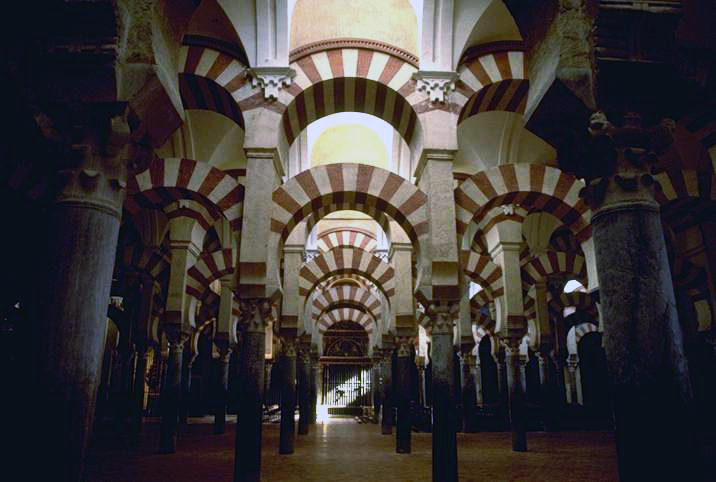 Imagen de los arcos rojos y blancos del interior de la Mezquita.